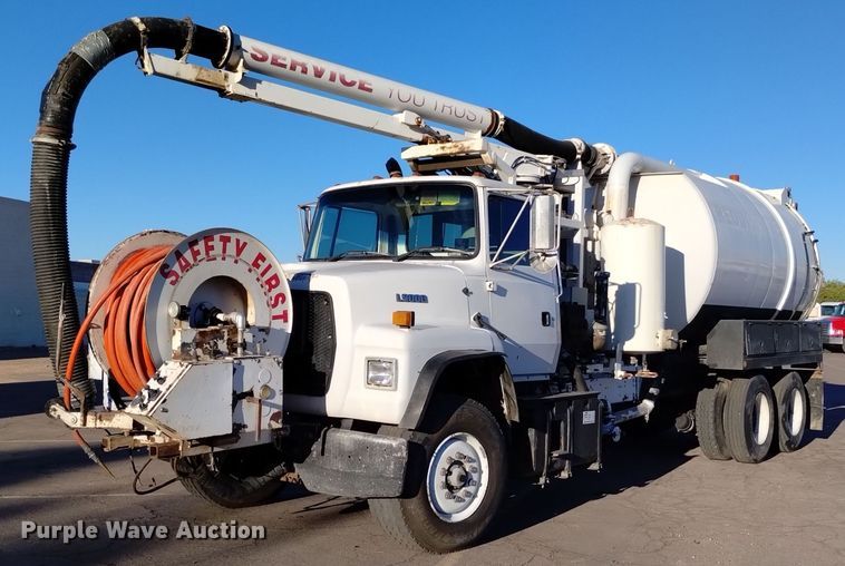 image for item DK8791 1994 Ford L9000  vacuum truck