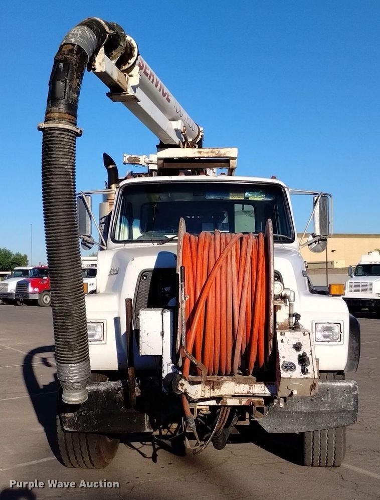 image for item DK8791 1994 Ford L9000  vacuum truck