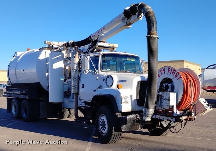image for item DK8791 1994 Ford L9000  vacuum truck