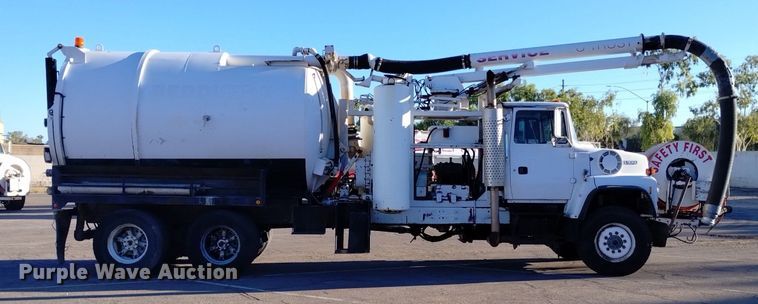 image for item DK8791 1994 Ford L9000  vacuum truck