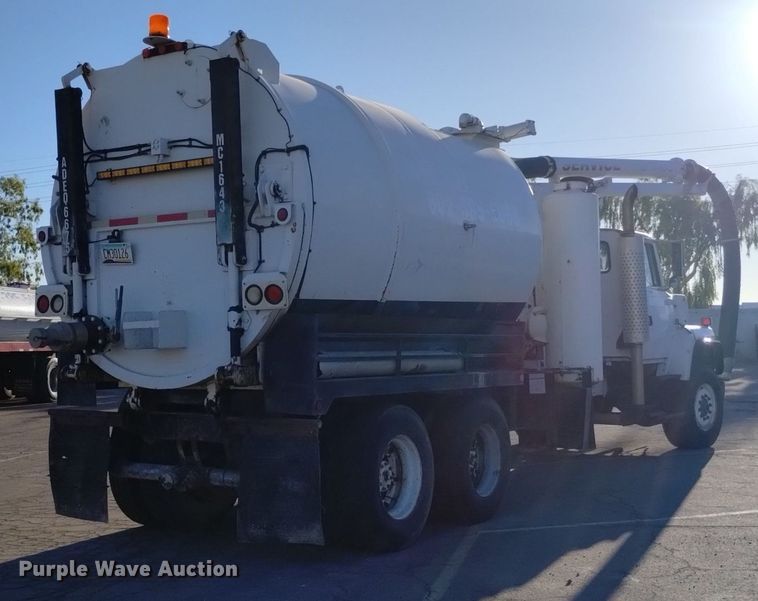 image for item DK8791 1994 Ford L9000  vacuum truck