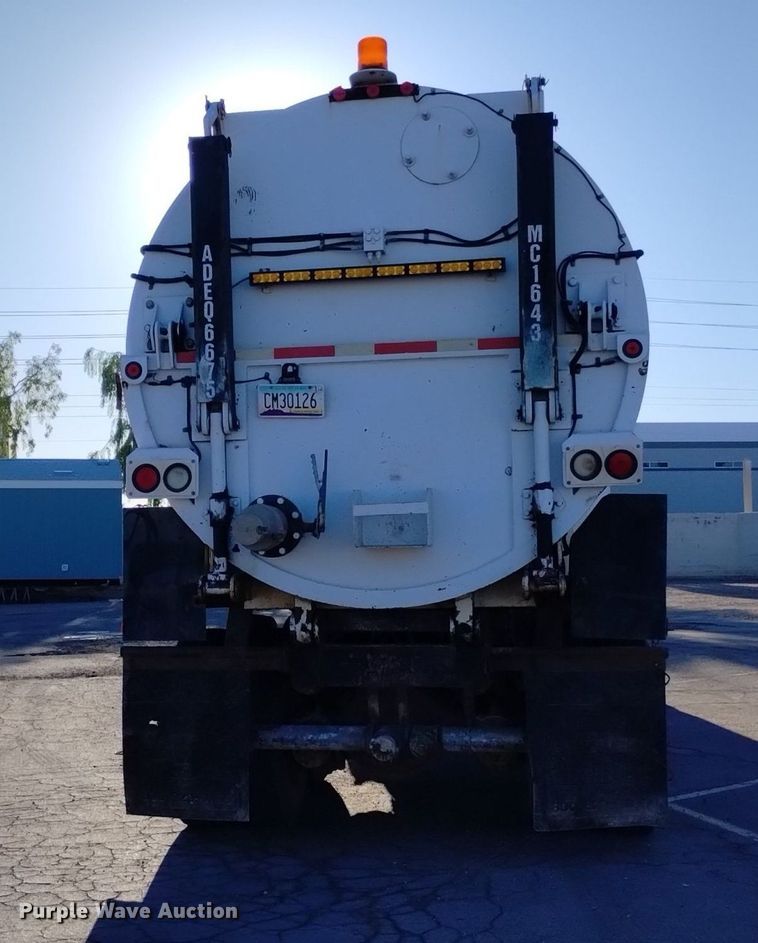 image for item DK8791 1994 Ford L9000  vacuum truck