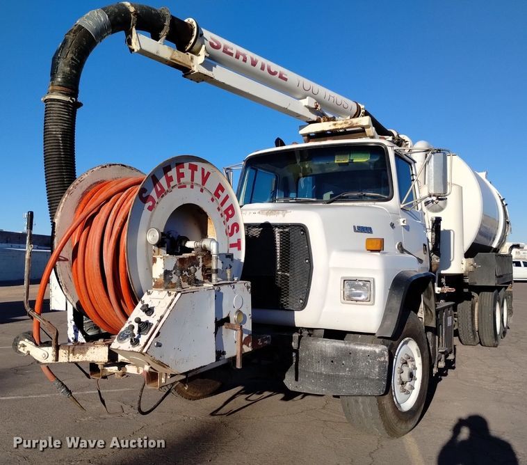 image for item DK8791 1994 Ford L9000  vacuum truck
