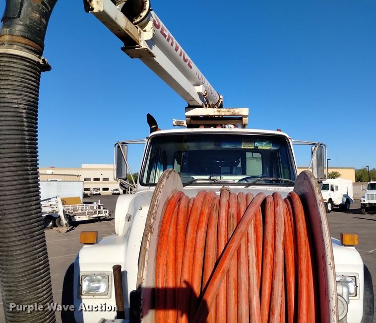 image for item DK8791 1994 Ford L9000  vacuum truck