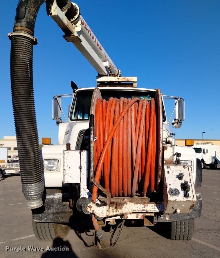 image for item DK8791 1994 Ford L9000  vacuum truck