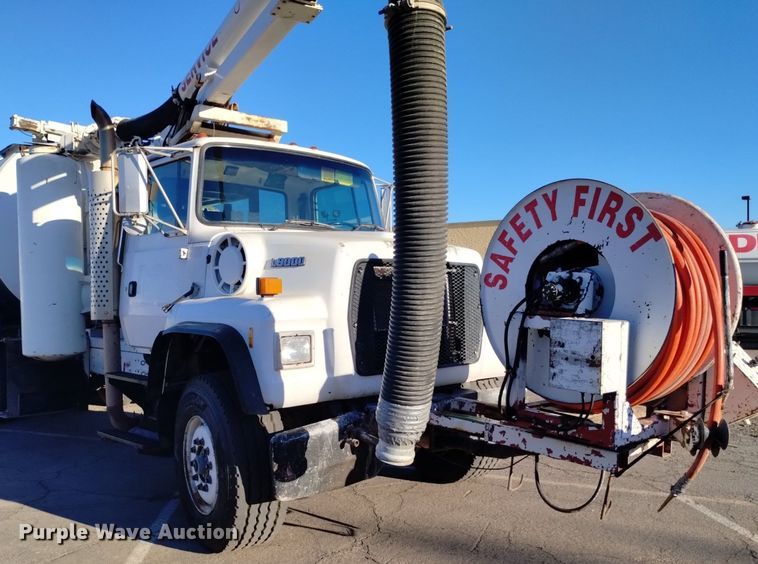 image for item DK8791 1994 Ford L9000  vacuum truck
