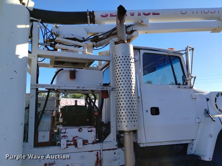 image for item DK8791 1994 Ford L9000  vacuum truck