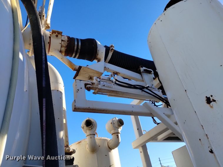 image for item DK8791 1994 Ford L9000  vacuum truck