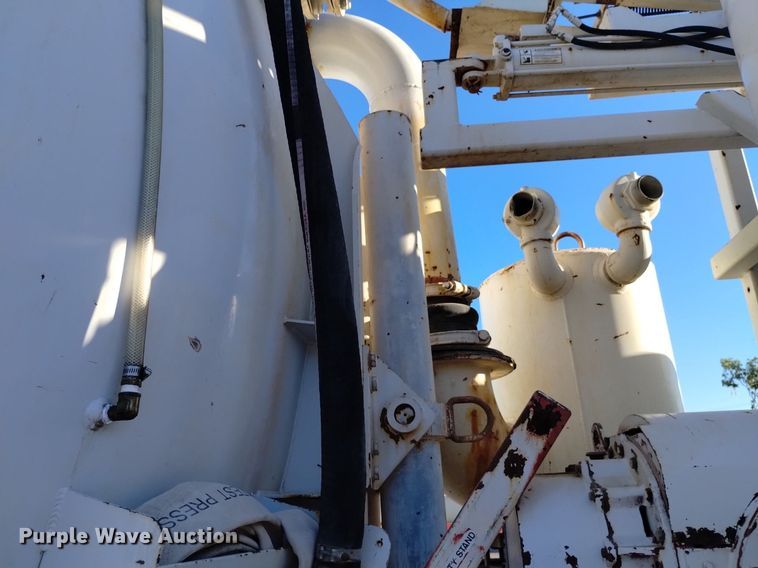 image for item DK8791 1994 Ford L9000  vacuum truck