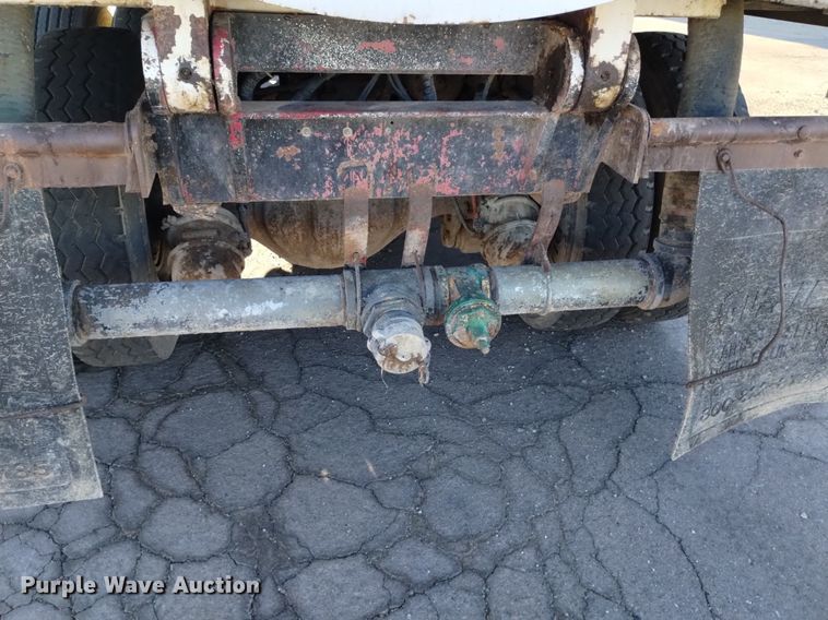 image for item DK8791 1994 Ford L9000  vacuum truck