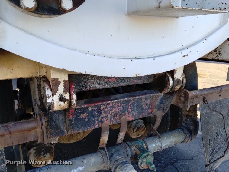 image for item DK8791 1994 Ford L9000  vacuum truck