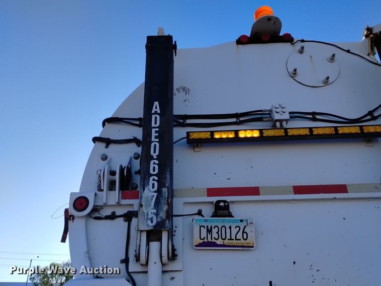 image for item DK8791 1994 Ford L9000  vacuum truck