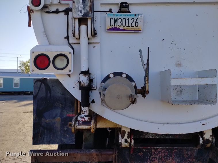 image for item DK8791 1994 Ford L9000  vacuum truck