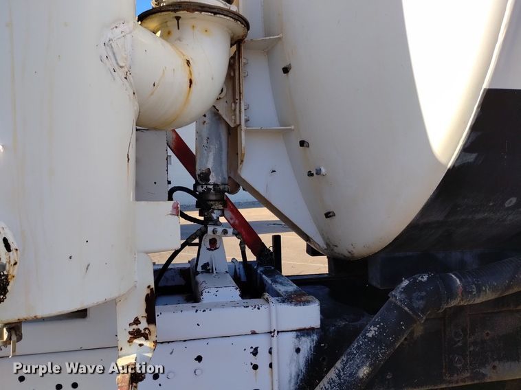 image for item DK8791 1994 Ford L9000  vacuum truck