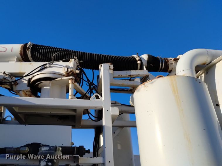 image for item DK8791 1994 Ford L9000  vacuum truck