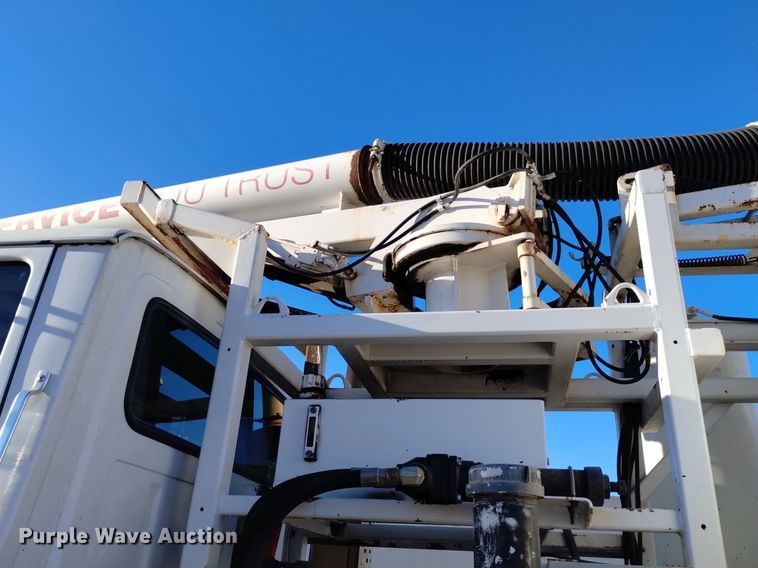 image for item DK8791 1994 Ford L9000  vacuum truck