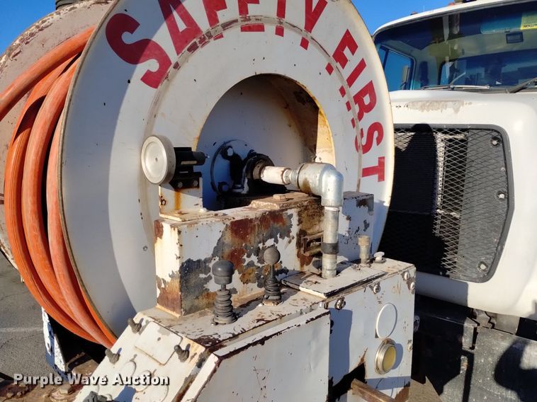 image for item DK8791 1994 Ford L9000  vacuum truck