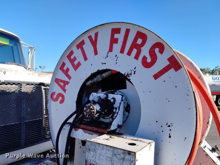 image for item DK8791 1994 Ford L9000  vacuum truck