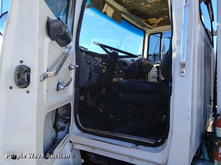image for item DK8791 1994 Ford L9000  vacuum truck