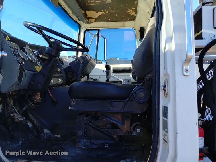 image for item DK8791 1994 Ford L9000  vacuum truck