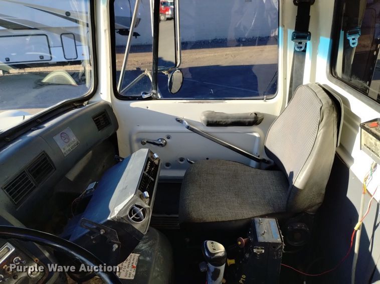 image for item DK8791 1994 Ford L9000  vacuum truck