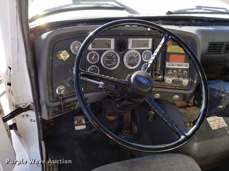 image for item DK8791 1994 Ford L9000  vacuum truck