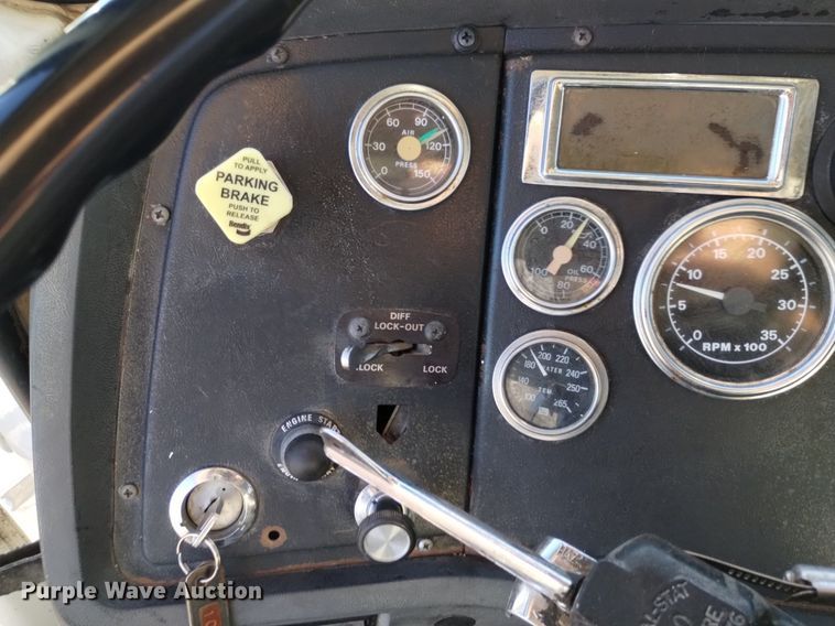 image for item DK8791 1994 Ford L9000  vacuum truck