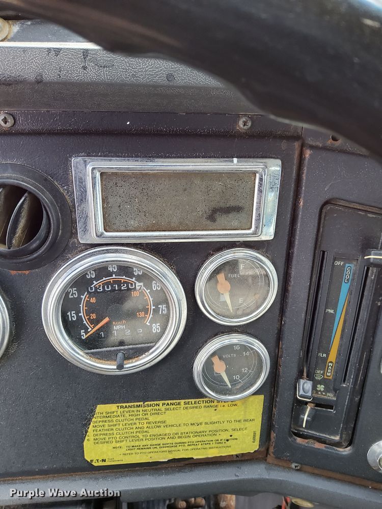 image for item DK8791 1994 Ford L9000  vacuum truck