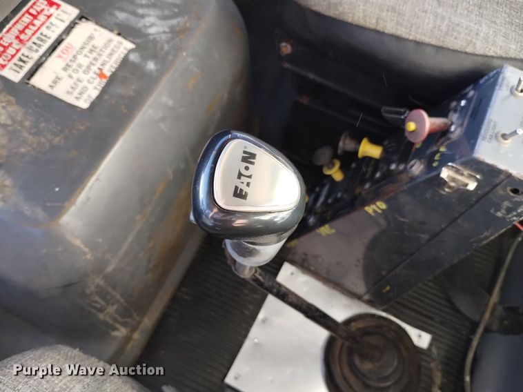 image for item DK8791 1994 Ford L9000  vacuum truck