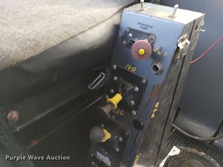 image for item DK8791 1994 Ford L9000  vacuum truck