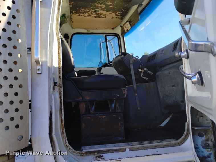 image for item DK8791 1994 Ford L9000  vacuum truck