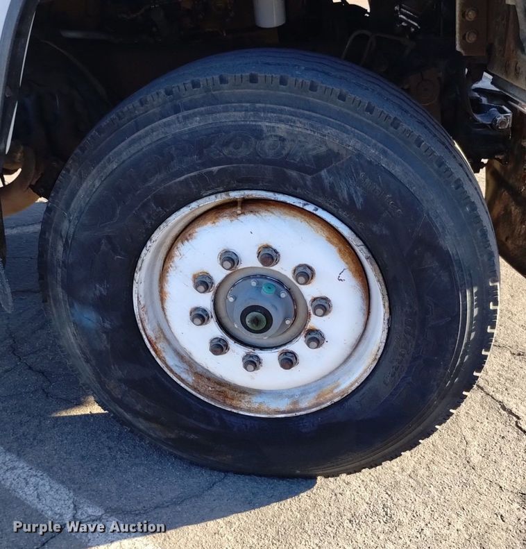 image for item DK8791 1994 Ford L9000  vacuum truck