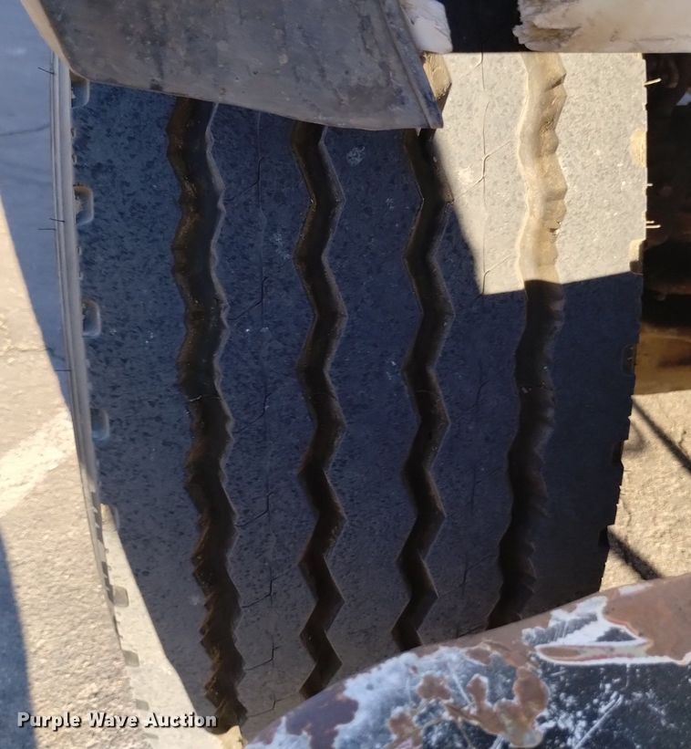 image for item DK8791 1994 Ford L9000  vacuum truck