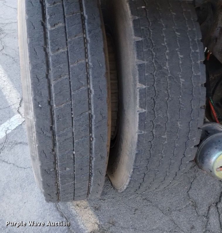 image for item DK8791 1994 Ford L9000  vacuum truck