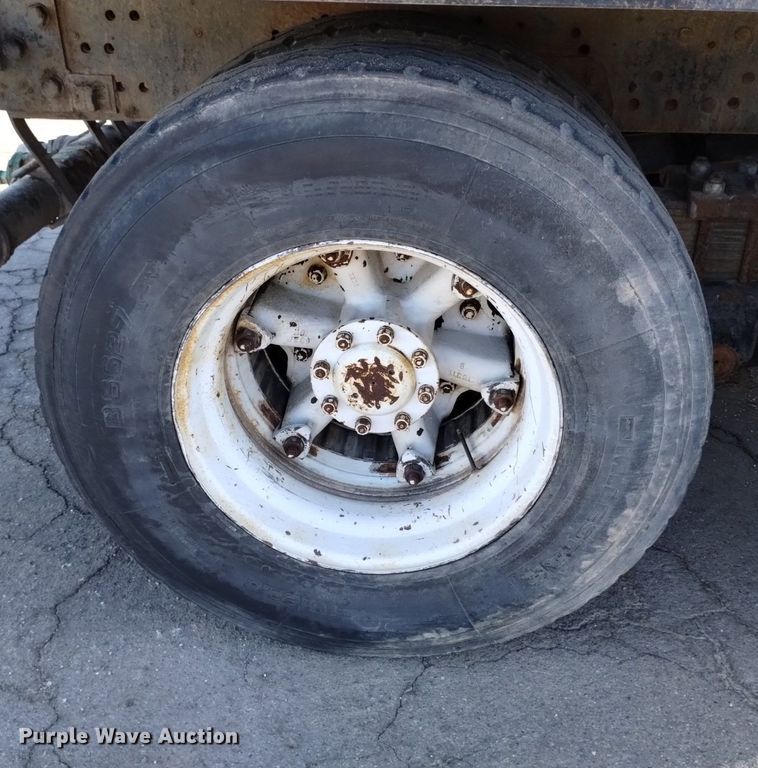 image for item DK8791 1994 Ford L9000  vacuum truck