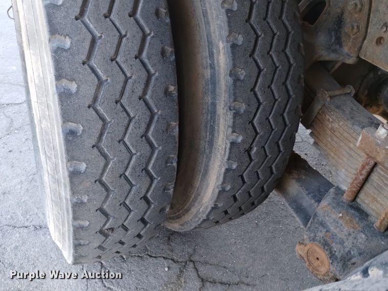 image for item DK8791 1994 Ford L9000  vacuum truck