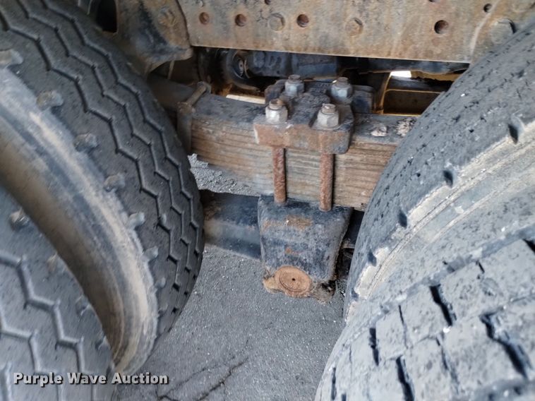 image for item DK8791 1994 Ford L9000  vacuum truck