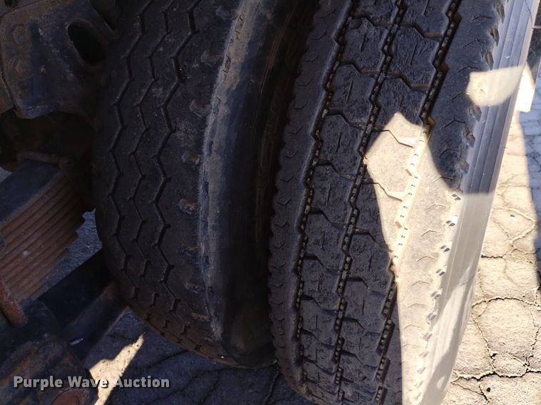 image for item DK8791 1994 Ford L9000  vacuum truck