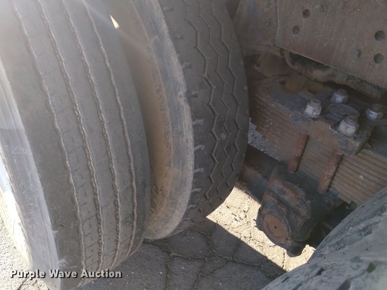 image for item DK8791 1994 Ford L9000  vacuum truck