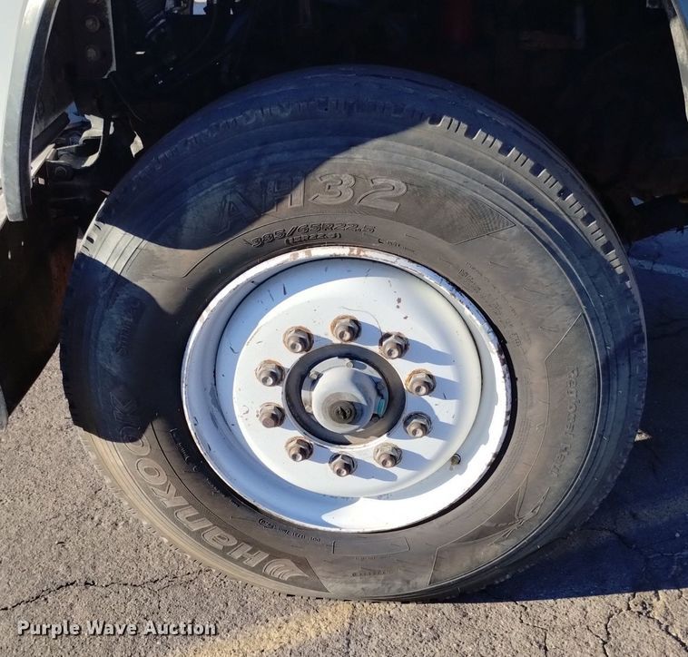 image for item DK8791 1994 Ford L9000  vacuum truck