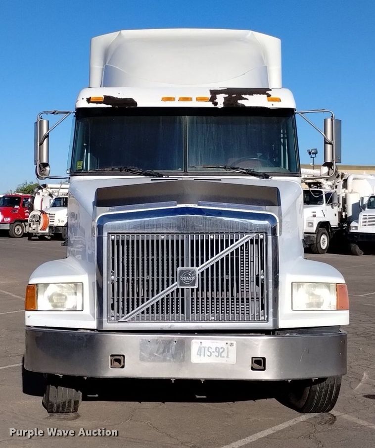 image for item DK8792 1996 Volvo  semi truck