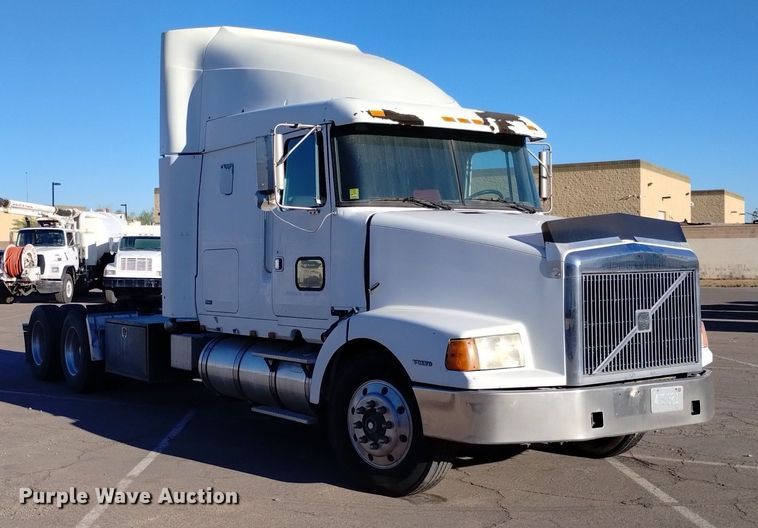 image for item DK8792 1996 Volvo  semi truck