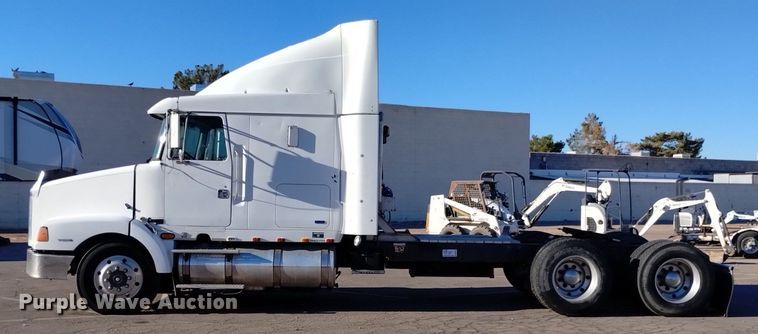 image for item DK8792 1996 Volvo  semi truck