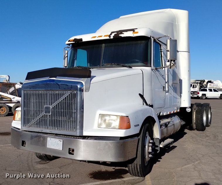 image for item DK8792 1996 Volvo  semi truck