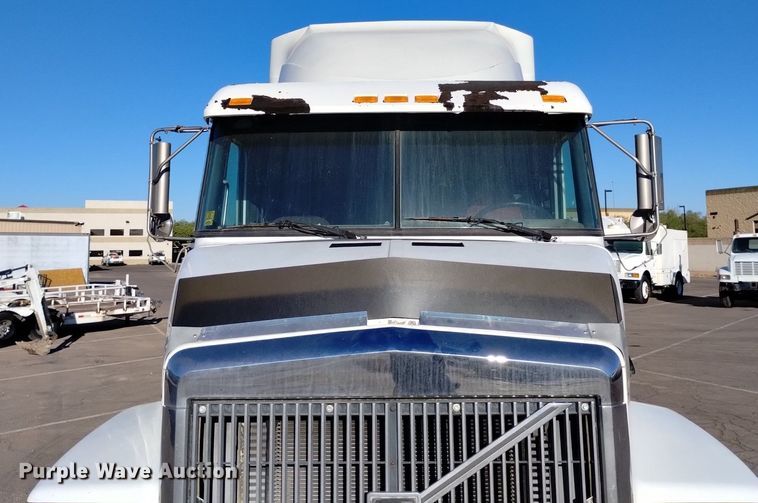 image for item DK8792 1996 Volvo  semi truck