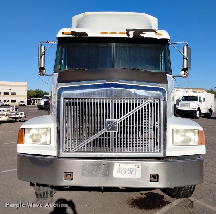 image for item DK8792 1996 Volvo  semi truck