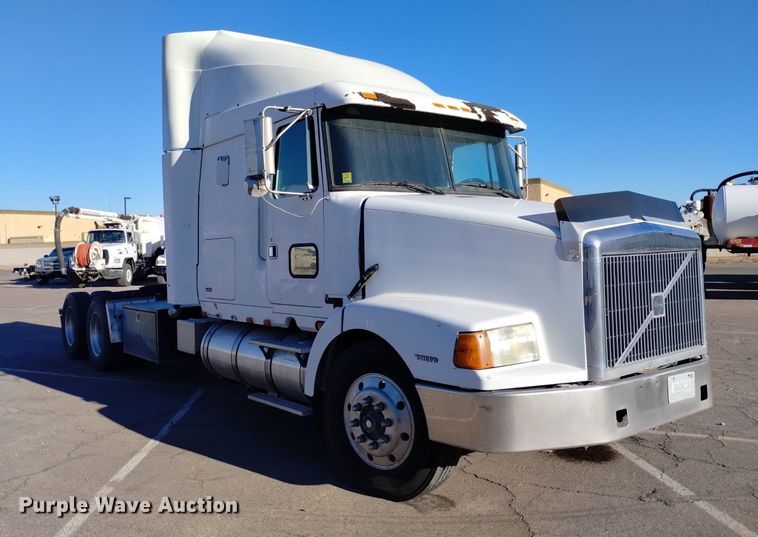 image for item DK8792 1996 Volvo  semi truck