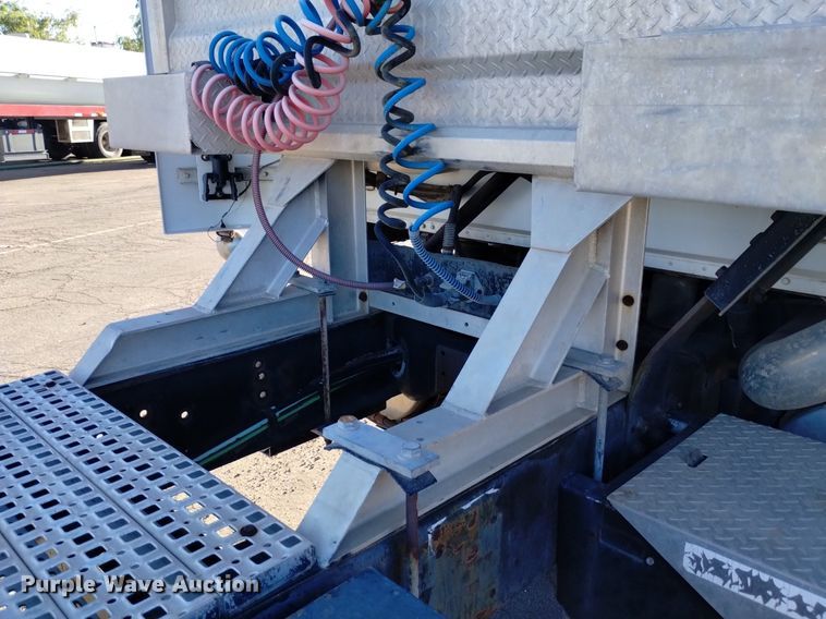 image for item DK8792 1996 Volvo  semi truck