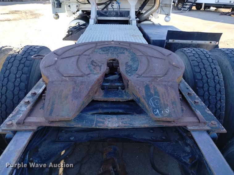 image for item DK8792 1996 Volvo  semi truck