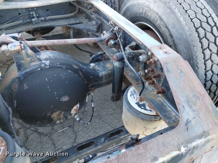 image for item DK8792 1996 Volvo  semi truck